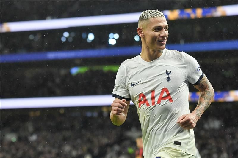 البرازيلي ريتشارليسون يتألق ويخطف الأنظار في انطلاقة الدوري الإنجليزي